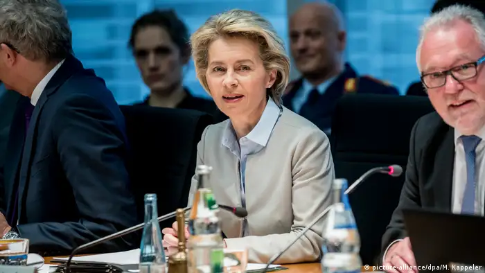 Deutschland Von der Leyen im Verteidigungsausschuss (picture-alliance/dpa/M. Kappeler)