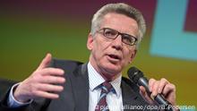 10.05.2017***
Bundesinnenminister Thomas de Maizière (CDU) spricht am 10.05.2017 in Berlin bei der Internetkonferenz re:publica im netzpolitischen Dialog. Die Konferenz unter dem Motto love out loud findet vom 08.05. bis 10.05.2017 statt. Foto: Britta Pedersen/dpa-Zentralbild/dpa | Verwendung weltweit
