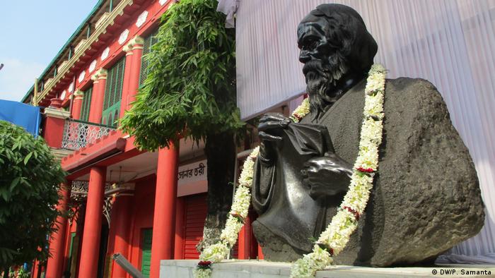 Indien Feierlichkeiten 156. Geburtstag von Rabindranath Tagore (DW/P. Samanta)