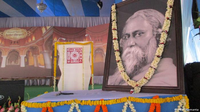 Indien Feierlichkeiten 156. Geburtstag von Rabindranath Tagore (DW/P. Samanta)