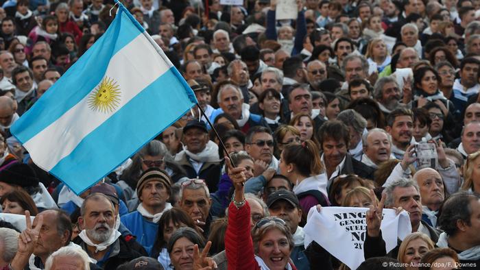 Demo gegen mildere Haftstrafen für Militärs in Argentinien (Picture-Alliance/dpa/F. Downes)