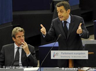 France's Foreign Minister Bernard Kouchner, left, and President Nicolas Sarkozy