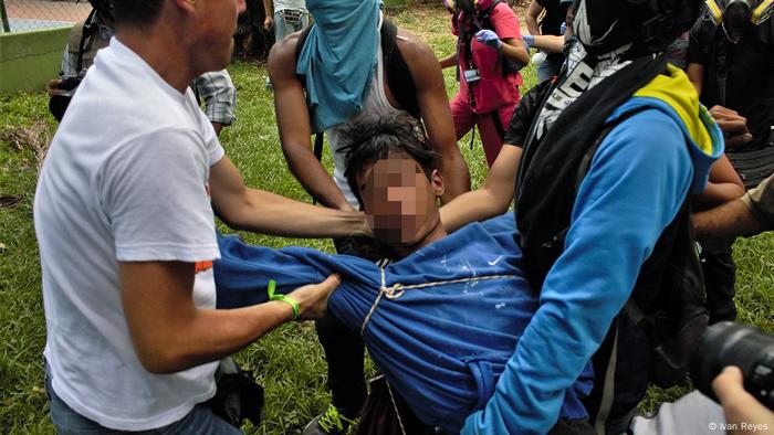 Ayuda para un manifestante herido