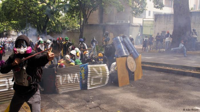 Manifestantes lanzan proyectiles (Ivan Reyes)