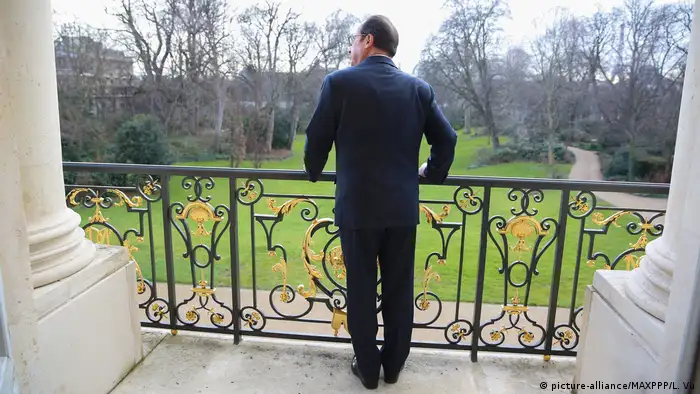 Präsident Francois Hollande auf dem Balkon seines Büros (Foto: picture-alliance/MAXPPP/L. Vu)