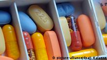 ARCHIV - Das Foto vom 16.11.2011 zeigt die Medikamente eines an HIV erkrankten Menschen in Berlin. Foto: Jens Kalaene/dpa (zu dpa Experten hoffen bei Aids auf Langzeitmedikamente vom 22.03.2014) +++(c) dpa - Bildfunk+++ | Verwendung weltweit
