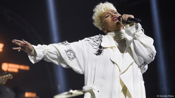 Emeli Sandé weiß gekleidet, singend auf der Bühne. (Dominik Plüss)