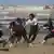 Marokko junge Frauen spielen Rugby auf dem Strand von Rabat