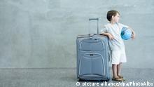Boy with suitcase and globe | Verwendung weltweit, Keine Weitergabe an Wiederverkäufer.