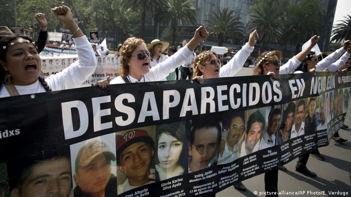 Foto simbólica de personas que protestan por víctimas de desaparición forzada en México en una imagen de archivo.