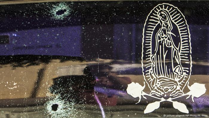 Imagen de la Virgen de Guadalupe sobre el parabrisas de un automóvil baleado, en Sinaloa.
