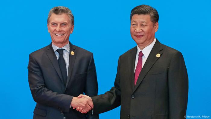 Para Mauricio Macri (izq.), es demasiada la influencia china en la economía argentina.