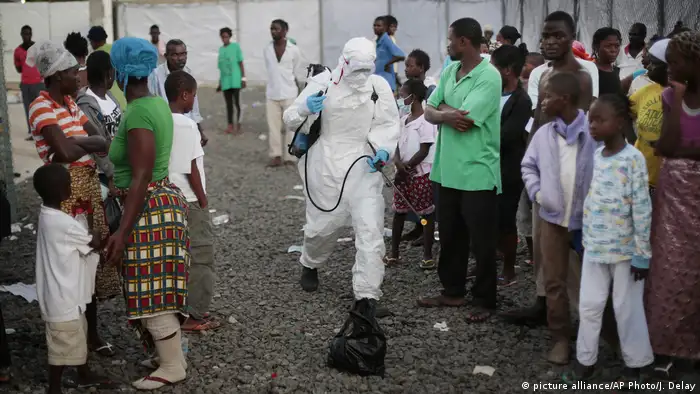 ARCHIV Ebola-Ausbruch in Liberia 2014 (picture alliance/AP Photo/J. Delay)