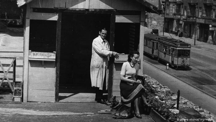Schwarz-Weiß-Foto einer Gartenhütte auf dem Hermannplatz in Berlin 1949 (Foto: picture-alliance/akg-images)