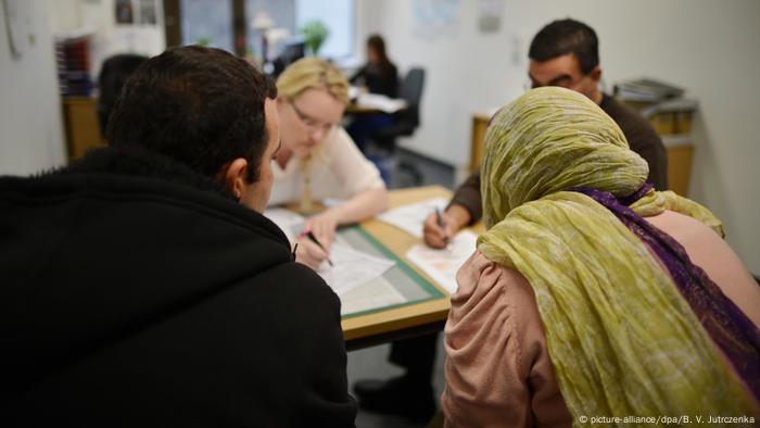 Gespräch eines Mitarbeiters mit einer Asylbewerberin in der zentralen Aufnahmeeinrichtung in Berlin (Foto: picture-alliance/dpa/B. V. Jutrczenka)