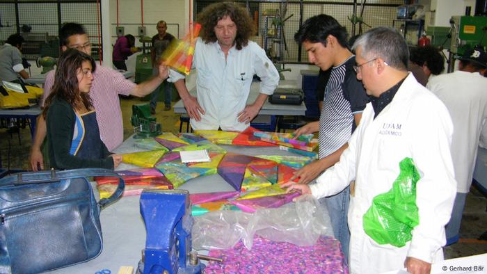 El artista alemán Gerhard Bär trabajando con estudiantes de la Universidad Nacional Autónoma de México.