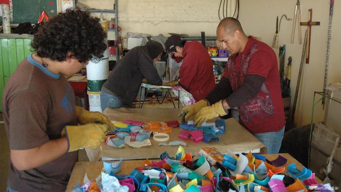 Jóvenes mexicanos separan la basura de plástico.
