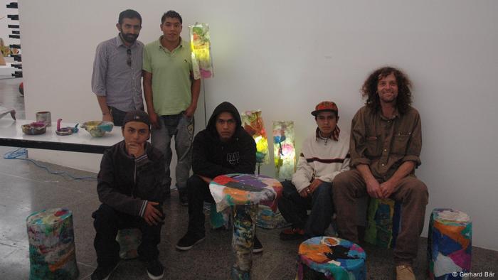 El artista alemán Gerhard Bär y jóvenes mexicanos presentan los objetos que crearon a partir de plástico reciclado.