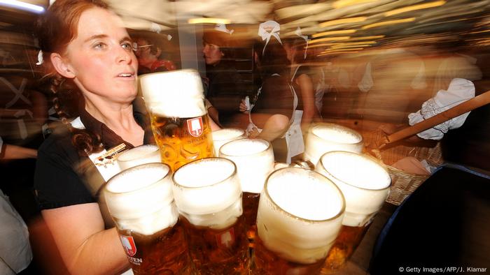 Oktoberfest waitress with mugs of beer (Getty Images / AFP / J. Klamar)