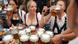 Oktoberfest Kellnerin mit Maßkrügen (Getty Images/AFP/J. Klamar) Oktoberfest Kellnerin mit Maßkrügen (Getty Images/AFP/J. Klamar)