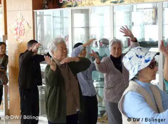 Mit Musikgymnastik beweglich bleiben: Alte Menschen im Altersheim in Nanshan bei der Musikgymnastik. *** Bilder vom freien DW-Mitarbeiter Mathias Bölinger, China November 2008