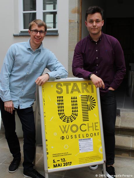 Die Studenten Marcel Wodarczyk und Martin Pandzioch bei der Startup-Woche in Düsseldorf