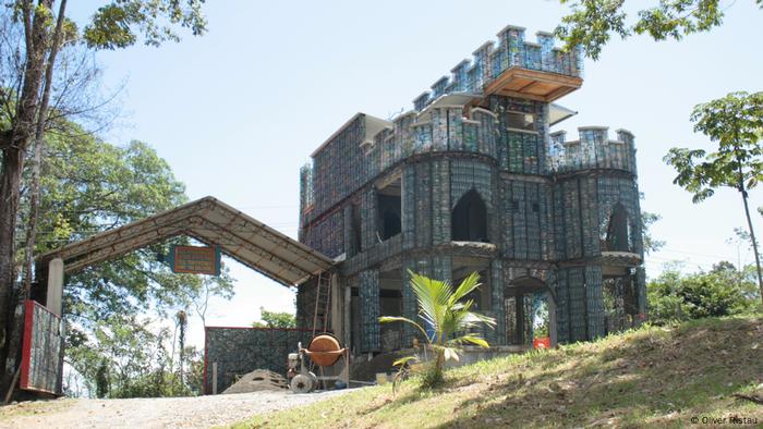 Panama Isla Colon Gebäude aus Plastikflaschen (Oliver Ristau)