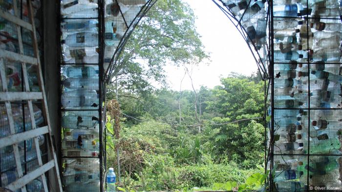 Panama Isla Colon Gebäude aus Plastikflaschen (Oliver Ristau)