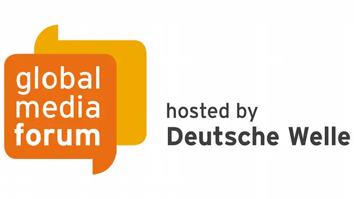 Logo Deutsche Welle Global Media Forum GMF mit Zusatz „hosted by Deutsche Welle