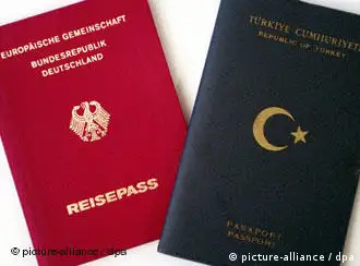 德国护照（左）和土耳其护照