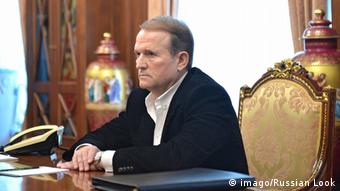 Віктор Медведчук відомий українцям перш за все як ідеолог проросійської політики. Він - кум російського президента Володимира Путіна. А ще - великий поціновувач антикваріату, колекціонер книжок