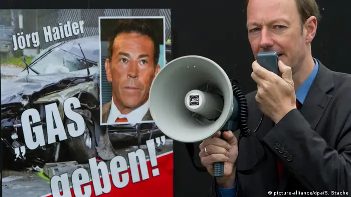 Deutschland Martin Sonneborn Wahlplakat für Die Partei enthüllt