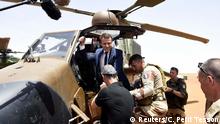 19.5.2017***
French President Emmanuel Macron visits French troops in Africa's Sahel region in Gao, northern Mali, 19 May 2017. REUTERS/Christophe Petit Tesson/Pool