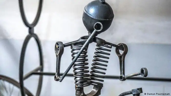 Escultura de metal de Fatemeh Safarpour.