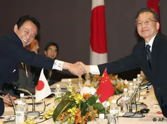 温家宝与麻生太郎去年12月在日本会晤（资料图片）