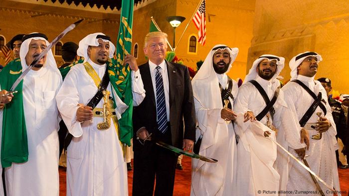 Trump posiert bei seinem Besuch in Riad mit dem absolutistischen König und Premierminister Saudi-Arabiens Salman ibn Abd al-Aziz Al Saud und zeremoniellen Schwertkämpfern