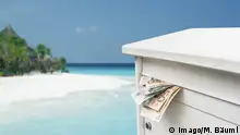 Symbolbild für Offshore Firma und Briefkastenkonto, Geldscheine stecken in einem Briefkasten auf einer tropischen Insel Steueroase
Symbol image for Offshore Company and Cash receipts stuck in a Letterbox on a tropical Island Tax haven