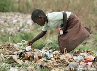 津巴布韦孩子在垃圾里寻找食物