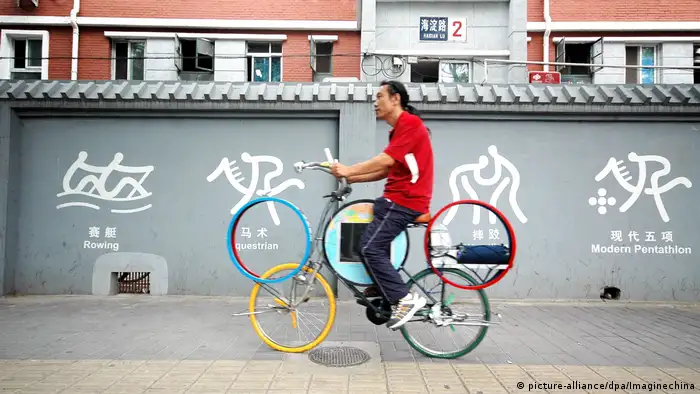 200 Jahre Fahrrad Chinese auf ein Fahrrad mit olympischen Ringen