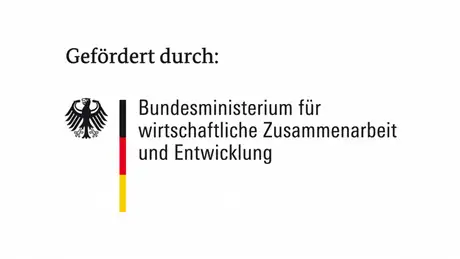 Logo des Bundesministeriums für wirtschaftliche Zusammenarbeit und Entwicklung (BMZ) mit Zusatz „Gefördert durch:“
