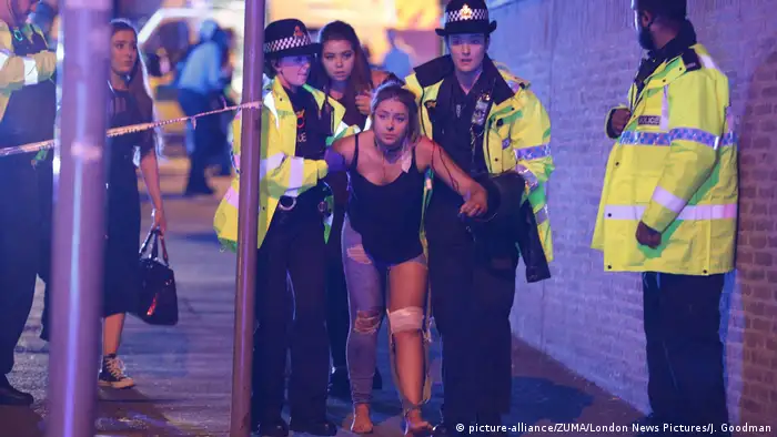 Police helping injured woman (picture-alliance/ZUMA/London News Pictures/J. Goodman)