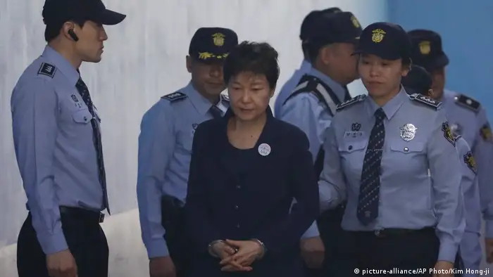Südkorea Ex-Präsidentin Park Geun-hye vor Gericht in Seoul (picture-alliance/AP Photo/Kim Hong-ji)