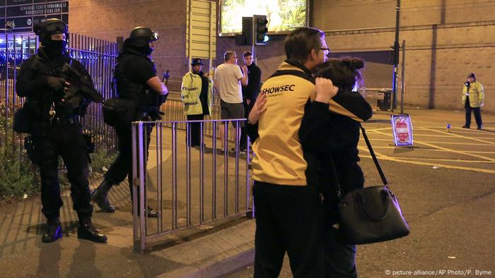 Großbritannien Polizeieinsatz nach Explosion in Manchester (picture-alliance/AP Photo/P. Byrne)