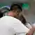 Мужчина обнимает женщину после теракта в Манчестере 