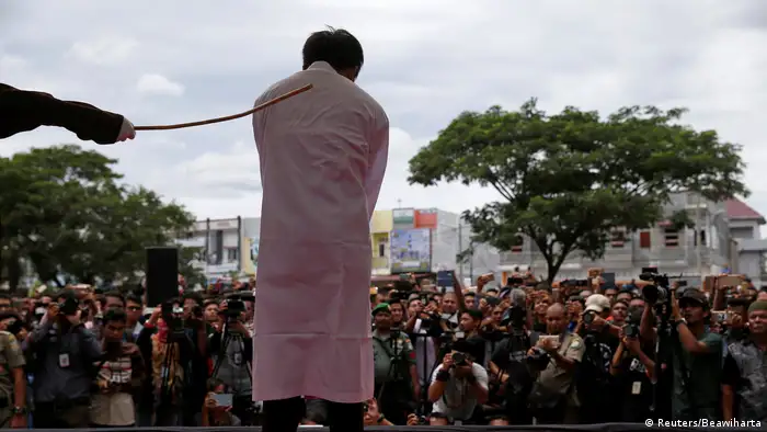 Indonesien öffentliche Bestrafung eines Homosexuellen in Banda Aceh