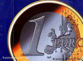 Ein riesiges Plakat vor der EU Zentrale in Brüssel zeigt wie Euromünzen aus der Slovakei aussehen werden (Archivfoto vom 11.07.2006). Die Einführung des Euro in Mittel- und Osteuropa ist blockiert. Zwar kann sich Slowenien freuen, zum kommenden Jahreswechsel dem Euro-Club als 13. Mitglied beizutreten. Doch die anderen neuen EU-Länder aus dem früheren Ostblock sind meist wegen hoher Defizite oder der Inflation nicht in der Lage, in absehbarer Zeit ihre nationalen Währungen gegen die Gemeinschaftswährung zu tauschen. EPA/YVES BOUCAU (zu dpa KORR: Euro-Einführung in Osteuropa ist blockiert - Inflation und Defizite vom 16.10.2006) +++(c) dpa - Bildfunk+++