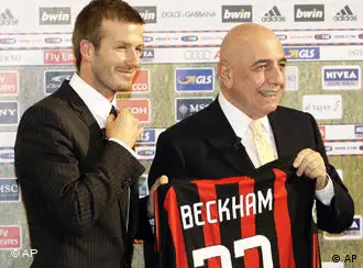David Beckham mit seinem neuen Trikot beim AC Mailand