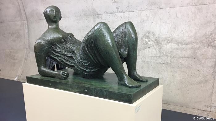 Ausstellung Henry Moore - Vision - Creation - Obsession im Hans Arp Museum Rolandseck, Skulptur Draped Reclining Figure (Foto: DW/S. Oelze)