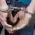 Руки в наручниках (фото из архива)