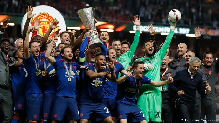 Manchester United feiret Sieg der Europa League mit Pokal (Reuters/A. Couldridge)